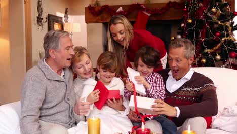 Familia-De-Tres-Generaciones-Celebrando-La-Navidad