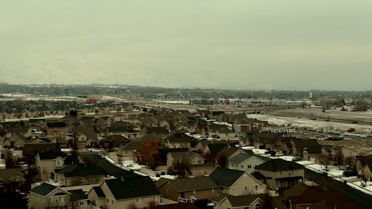 겨울날 유타주 레히를 통과하는 통근열차