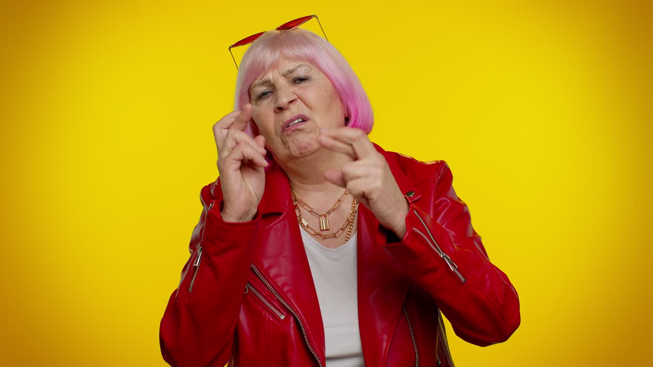 Anziana nonna sconvolta e sorpresa, che esprime un desiderio, in attesa di buona fortuna, dei risultati della lotteria, o che affronta sfortuna e perdita.