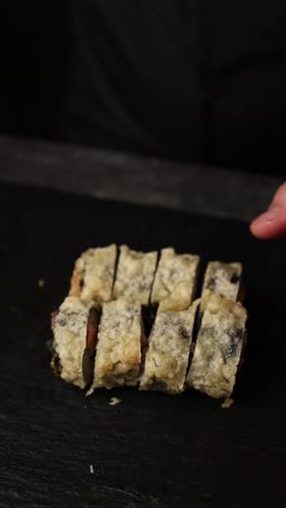 cortar los rollos de sushi de tempura