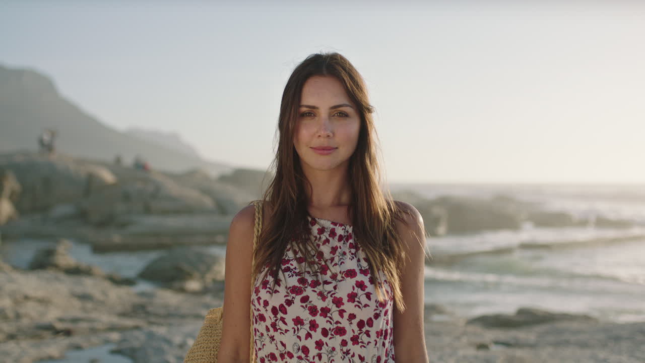 retrato de una mujer atractiva sonriendo confiada en la playa feliz
