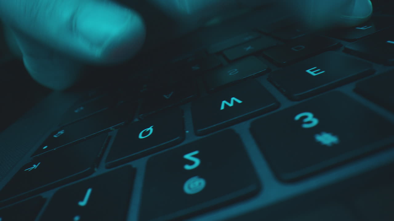 primer plano de las manos escribiendo en un teclado de portátil