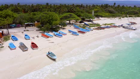 Luftaufnahme-Des-Tropischen-Sandstrandes-Mit-Vielen-Parkbooten-Und-Türkisfarbenem-Karibischem-Meer