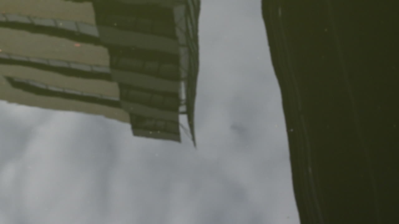 una vista hacia abajo hacia el canal regents