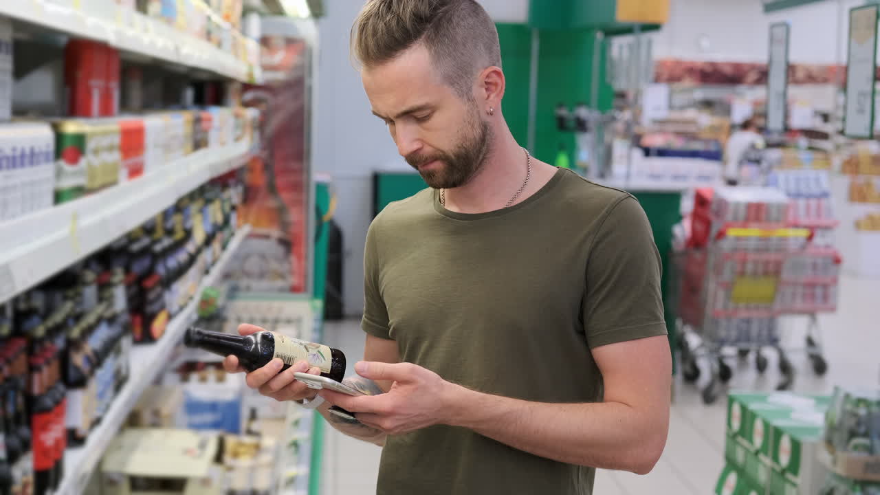 hombre comprobando la etiqueta de la cerveza en la tienda de comestibles