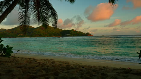 Timelapse-De-Exótica-Playa-Tropical-Al-Atardecer