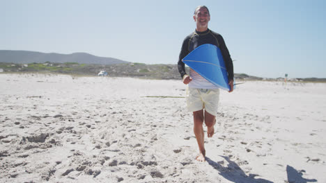 Hombre-Caucásico-Mayor-Sosteniendo-Una-Tabla-De-Surf-En-La-Playa