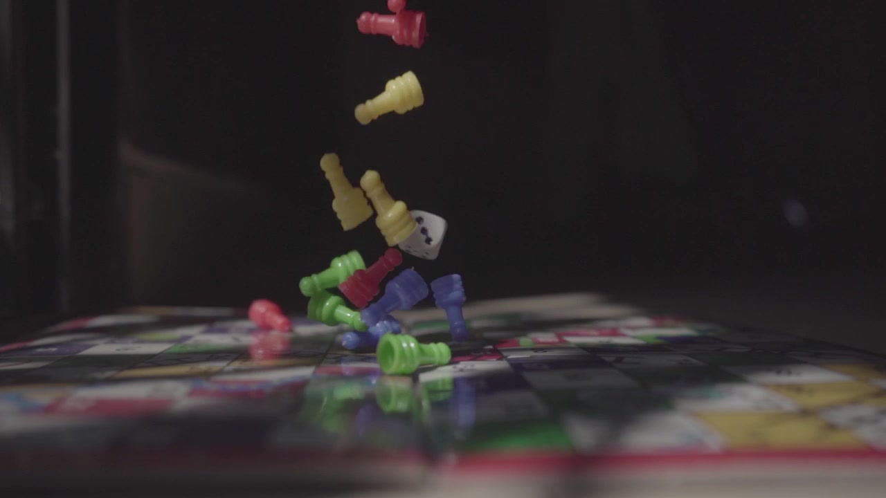 Il Ludo è sempre emozionante per me, non quello del telefono, ma quello fisico vero; il suono dei dadi è nostalgico.