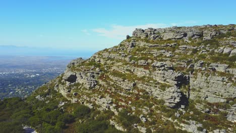 Ascenso-Aéreo-Sobre-La-Montaña-De-La-Mesa-Rocosa