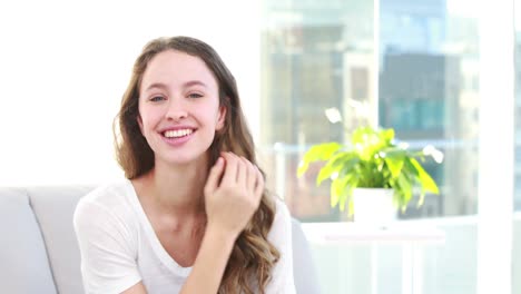 Glückliches-Teenager-Mädchen-Auf-Der-Couch-Zu-Hause