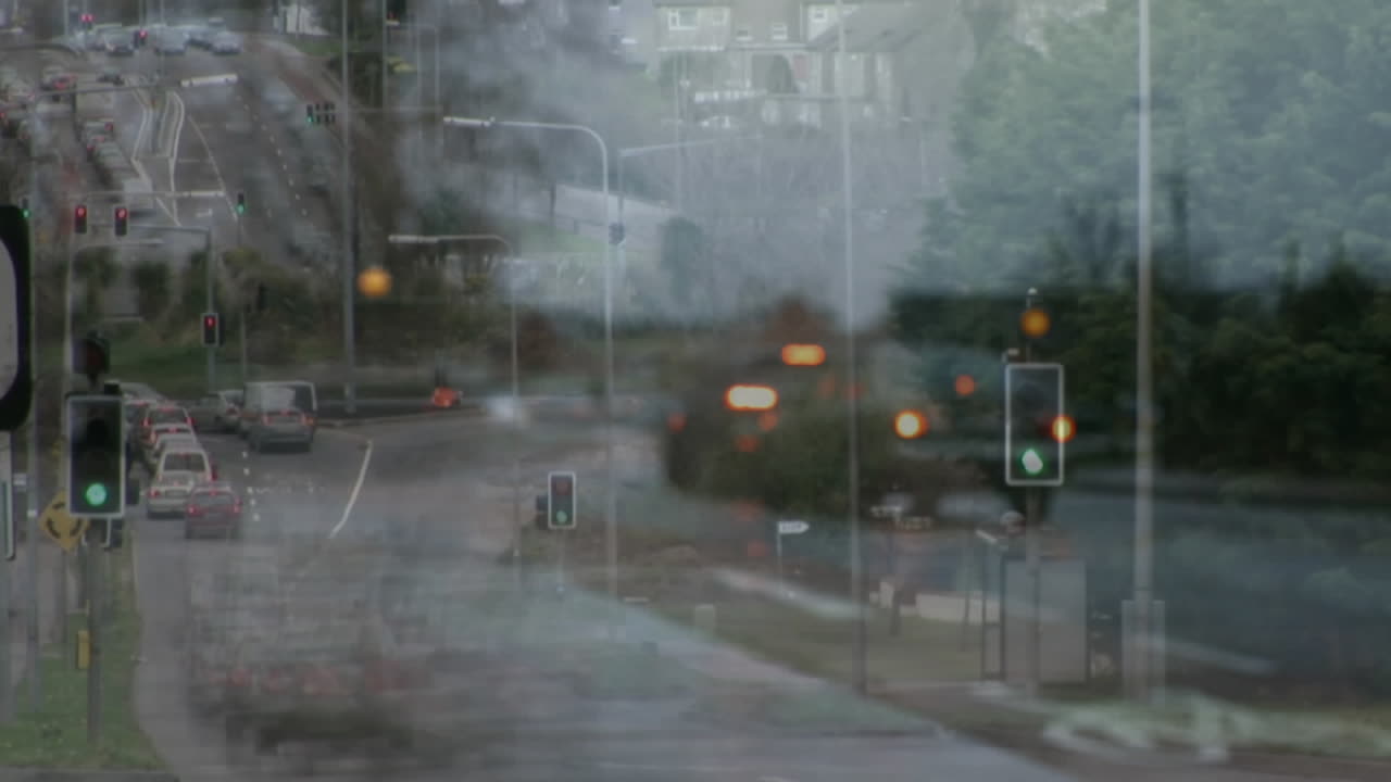 교통 신호등 앞에서 기다리는 자동차와 도시 배경에 대한 교통 체증으로 운전하는 자동차