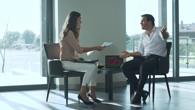 kollegen diskutieren arbeitsfragen, eine geschäftsfrau wirft einem mann papier ins gesicht.