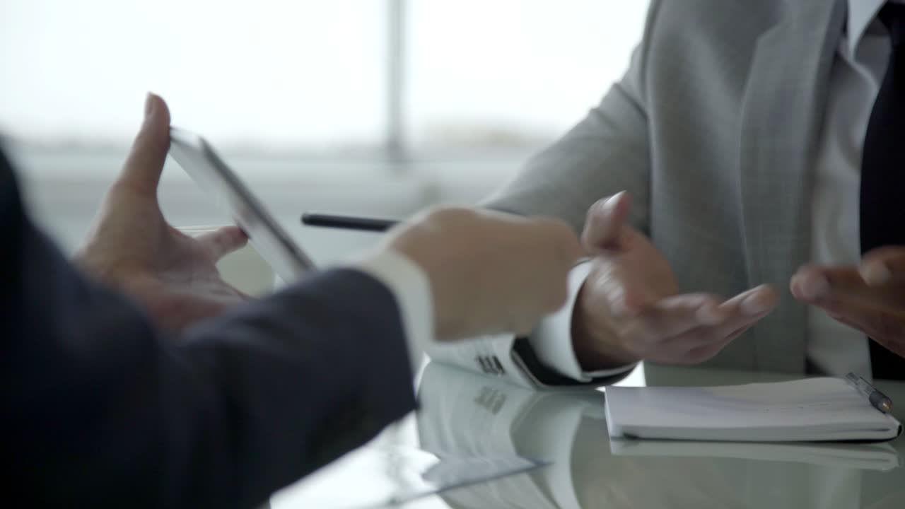 Primo piano di due persone che usano un tablet