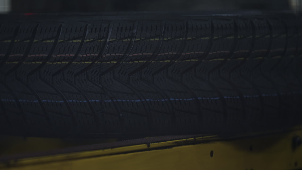 proceso de trabajo de la máquina de estampado de neumáticos de primer plano en la fabricación tecnológica