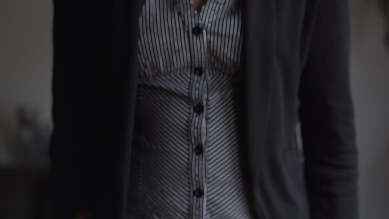 여성 사무실 직원은 은 손과 두 손으로 엄지손가락을 올립니다.