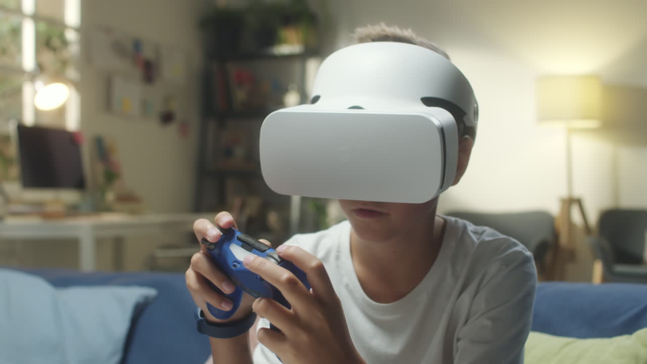 Giovane ragazzo che gioca a giochi di realtà virtuale con un visore VR e un controller