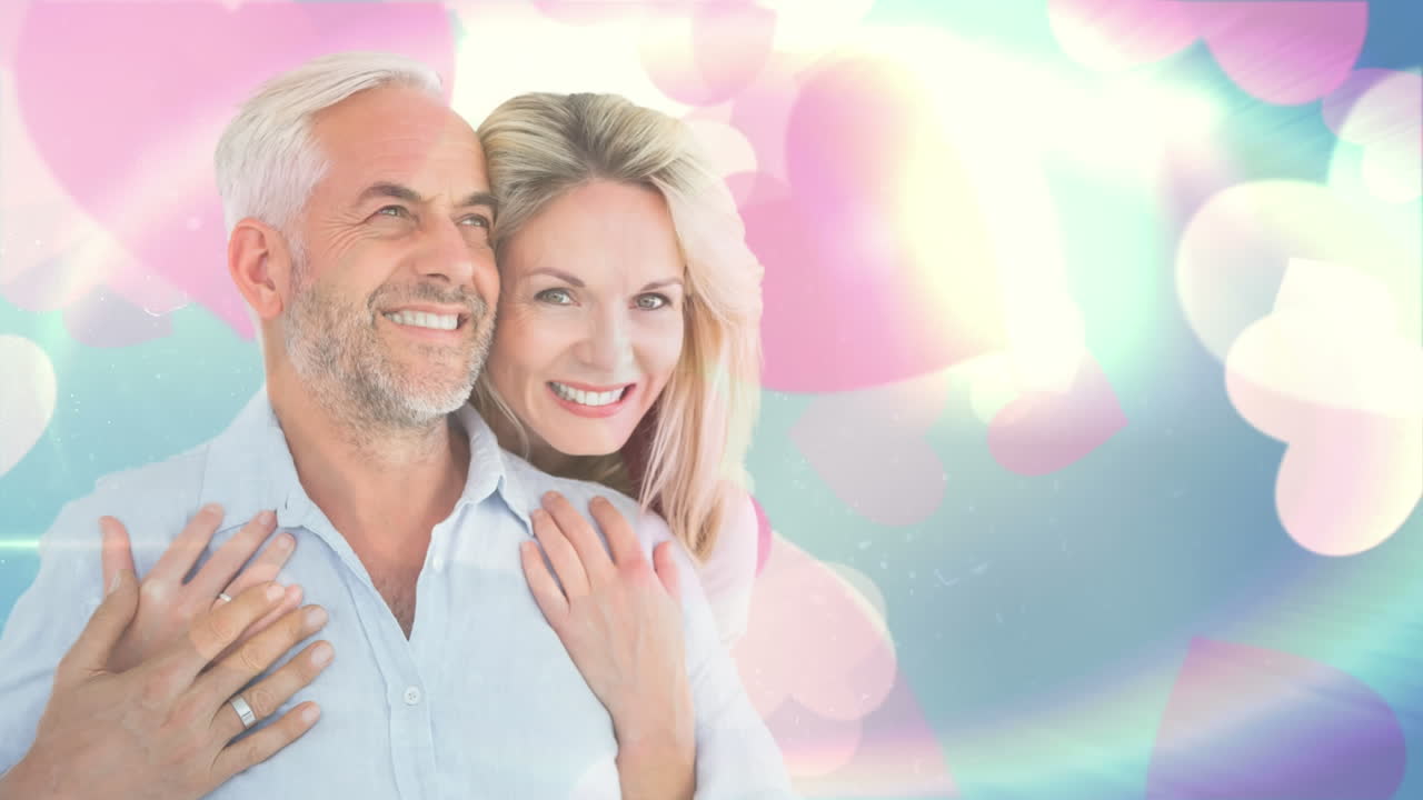 행복한 커플이  ⁇ 런타인데이를 위해 분홍색으로  ⁇ 은 날에  ⁇ 안고 있습니다.