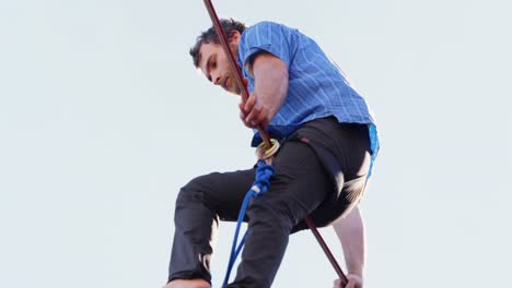 atleta de línea alta equilibrando en línea floja cuerda apretada 4k