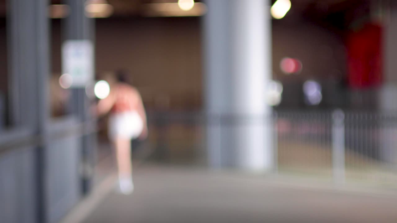 실내에서 운동을 하는 개인