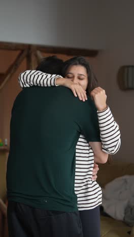 pareja abrazándose