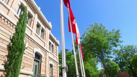 Casa-árabe-De-Madrid,-Centro-Cultural-En-Un-Edificio-De-Estilo-Mudéjar-De-1880,-Con-Exposiciones-Sobre-El-Mundo-árabe-Y-Musulmán