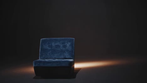 suave y cálido reflector proyectando una iluminación dramática sobre una lujosa silla de terciopelo azul, revelando una misteriosa habitación sombría con una elegante composición minimalista