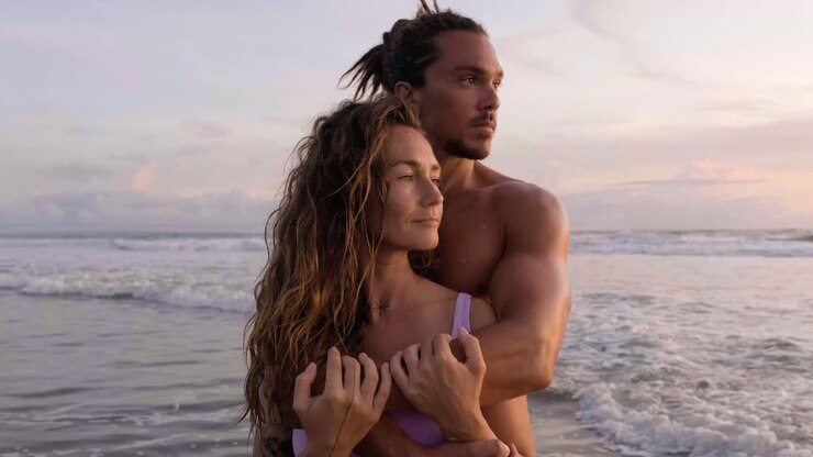 Homme et femme étreindre