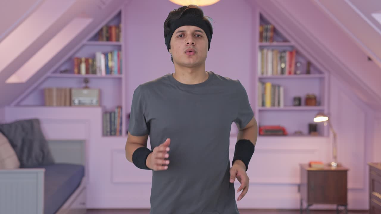 Pria India sedang jogging dan berlari