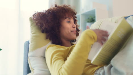 mujer joven relajándose, disfrutando de una novela