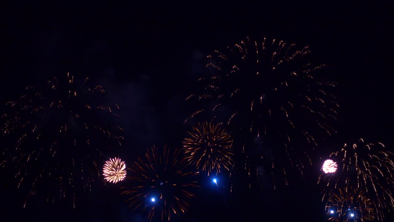 hermosa exhibición de trabajo de fuego colorido por la noche para la celebración en el festival
