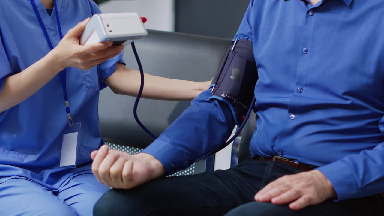 간호사가 환자의 혈압을 측정합니다.