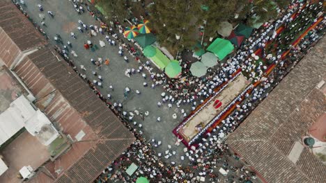 Tradiciones-Culturales-En-La-Ciudad-De-Antigua-Con-Andas-Carrozas-Procesionales-Durante-La-Semana-Santa-En-Guatemala