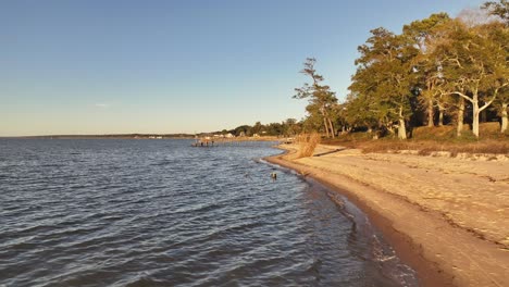 Drohnenschwenkblick-Auf-Den-Strand-In-Richtung-Dock-In-Fairhope,-Alabama