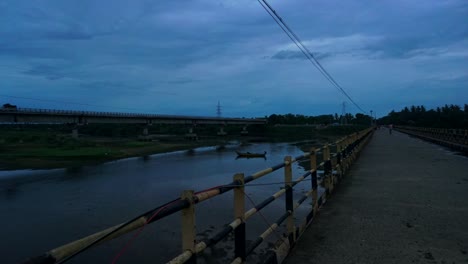 Río-Krishna-Y-Puente-Viejo-Vista-De-Día-A-Noche-En-Avanigadda-En-Adhra-Pradesh