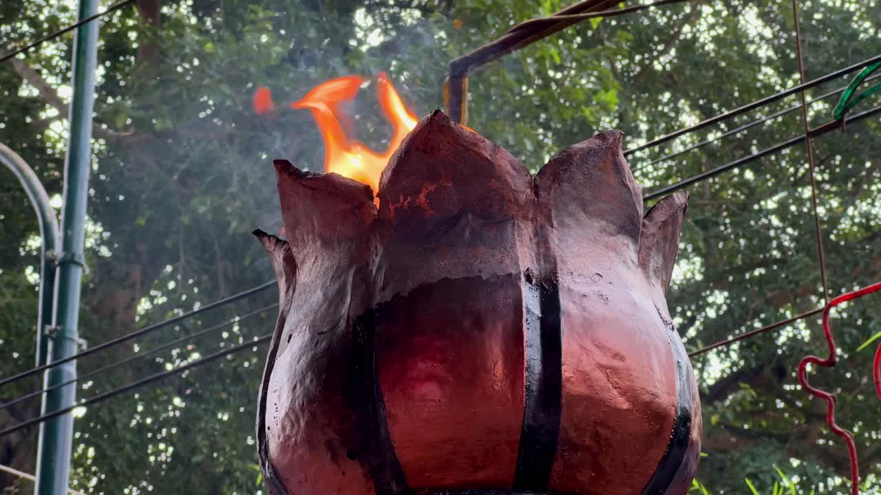 la llama eterna ardiendo en la celebración del día de vesak en indonesia