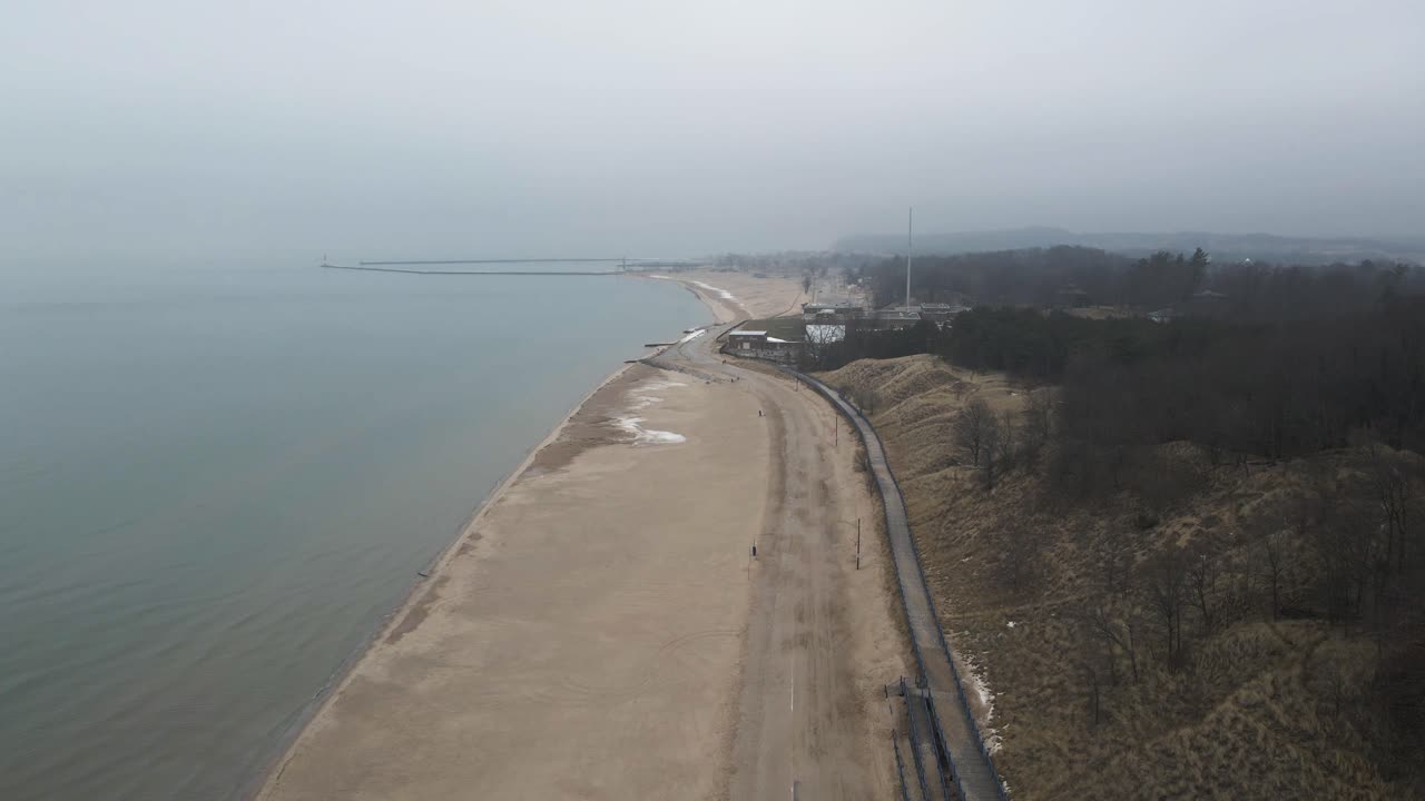 обратный путь через ныне закрытую пляжную улицу в связи с зимней непогодой