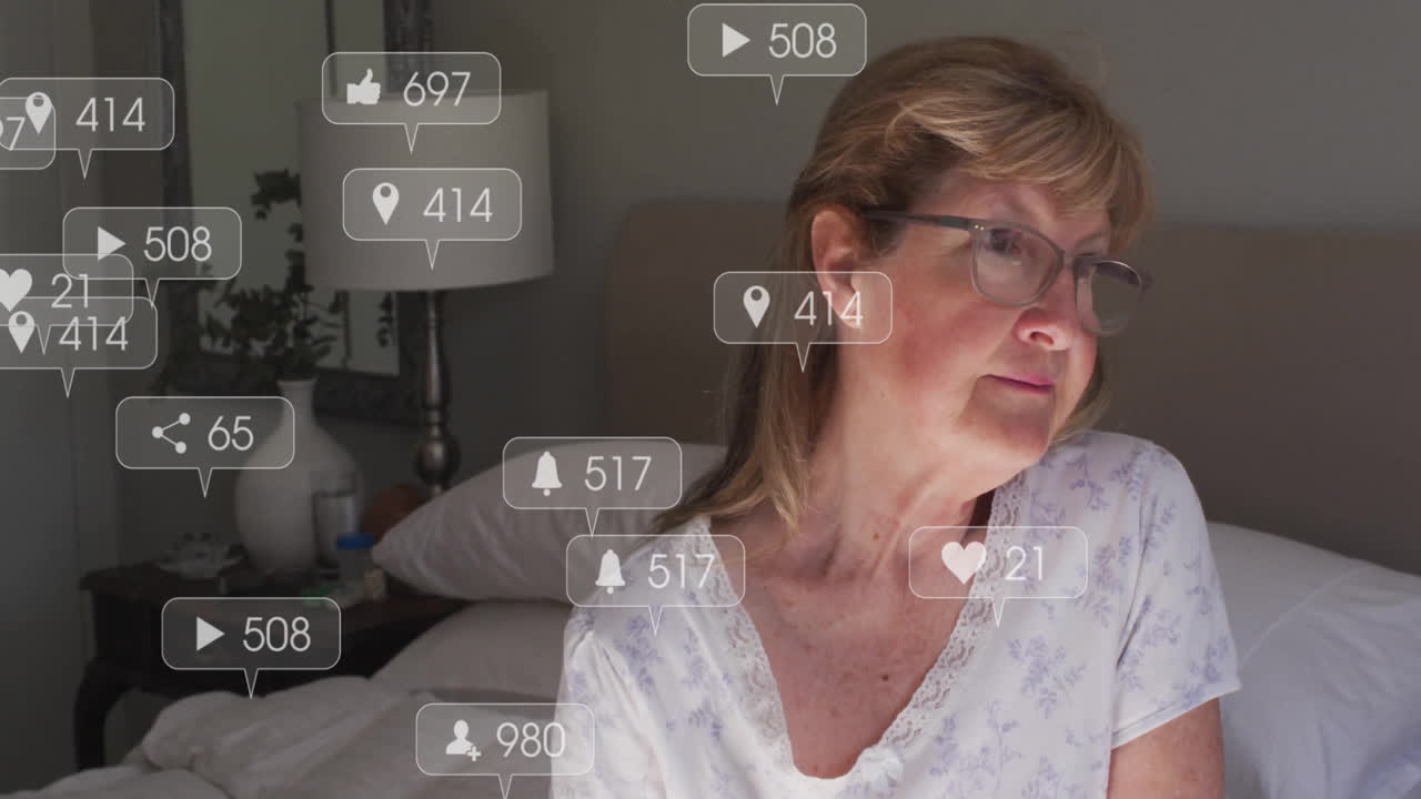 sentada en el dormitorio, mujer recibiendo notificaciones de redes sociales animación