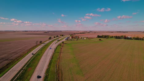 Tráfico-A-Lo-Largo-De-La-Autopista-Cerca-De-La-Parada-De-Descanso-De-La-Pradera-De-Illinois-En-Dirección-Norte-En-Illinois,-EE.UU.