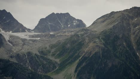 Geschichtete-Ferne-Berge-Hinter-Bäumen