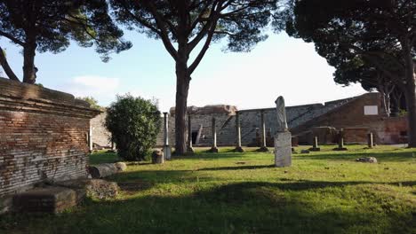 anfiteatro de ostia antica, sitio arqueológico mundialmente famoso de la antigua roma, muévete a la derecha