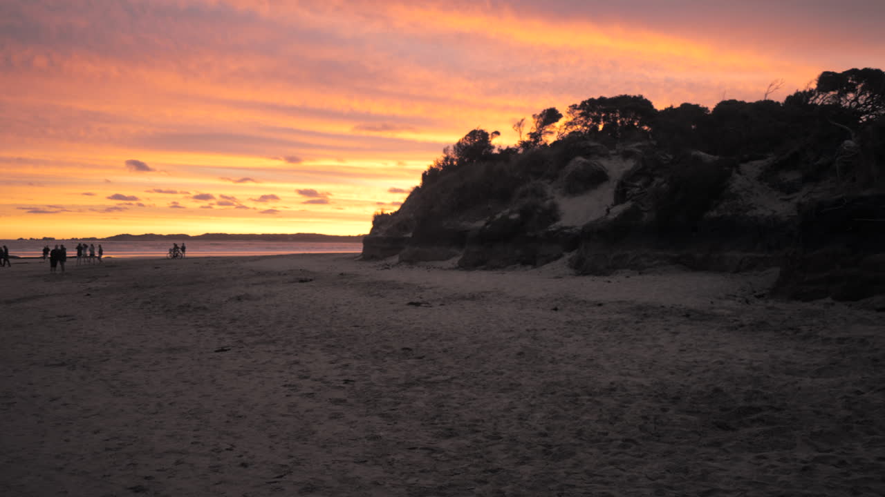 hermosa puesta de sol en una playa australiana durante el verano