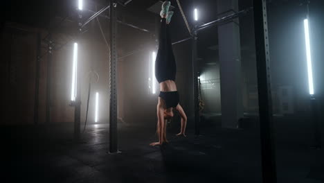 Caminando-De-La-Mano-En-El-Gimnasio-La-Mujer-Deportiva-Está-Entrenando-Su-Poder-Corporal-Y-Resistencia-En-El-Gimnasio