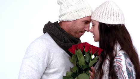 Pareja-De-Invierno-Abrazándose-Con-Rosas