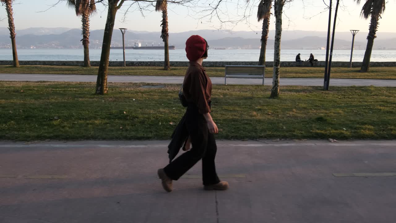 mujer joven pasar el rato en la bahía