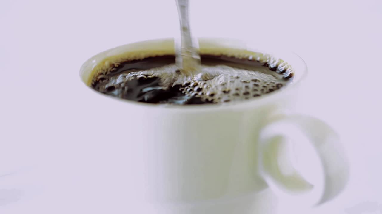 우유나 크림을 커피에 붓는다.