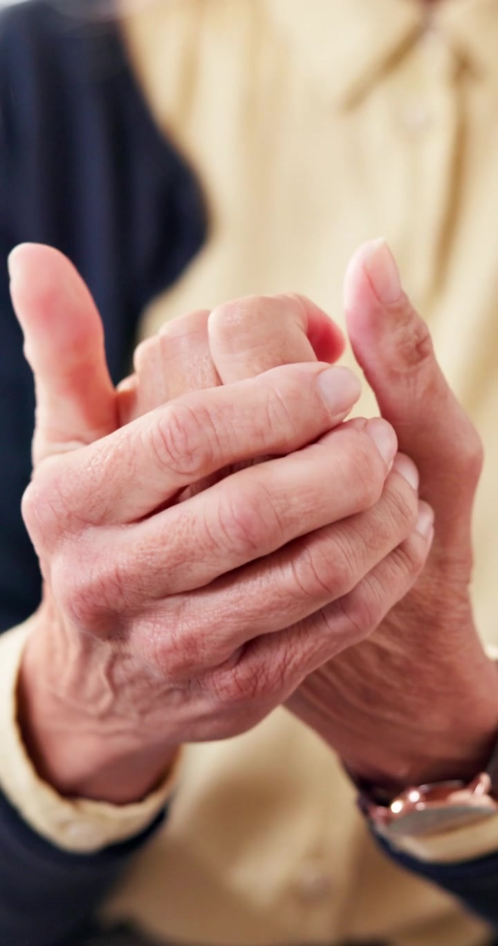Primo piano di una donna anziana che si massaggia le mani