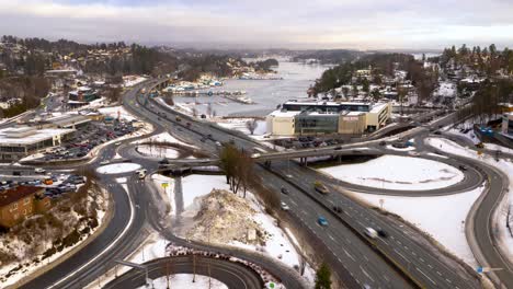 Cruce-De-Tráfico-En-Vísperas-De-Las-Horas-Pico-En-Las-Afueras-De-Oslo,-Noruega