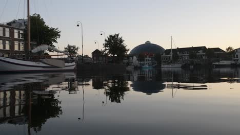 la antigua prisión de koepel en el centro de la ciudad de haarlem desde el río sparne