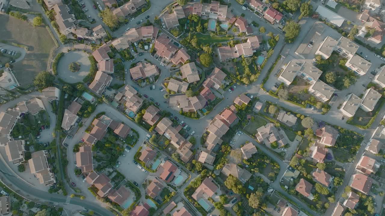drone de arriba hacia abajo sobre los suburbios de la zona residencial suburbana en el sur de francia, carqueiranne, var, provence-alpes-côte d'azur