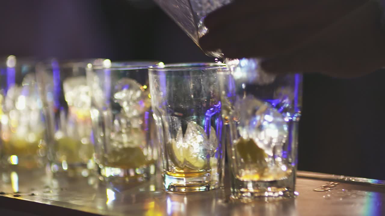 barman poniendo hielo en vaso